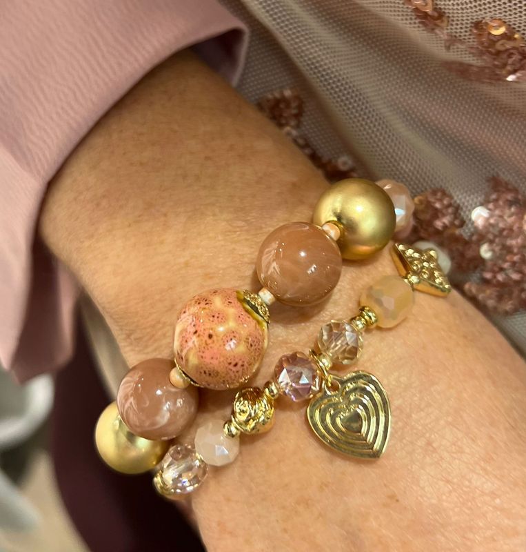 Set van twee armbanden in het oud-roze