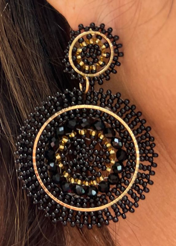 Oorbellen in het zwart afgewerkt met goud