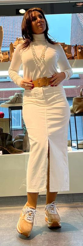 Ribfluwelen rok verkrijgbaar in twee verschillende kleuren