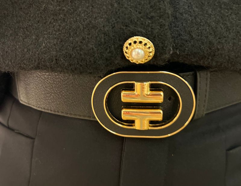 Zwarte riem afgewerkt met goud op een rekker