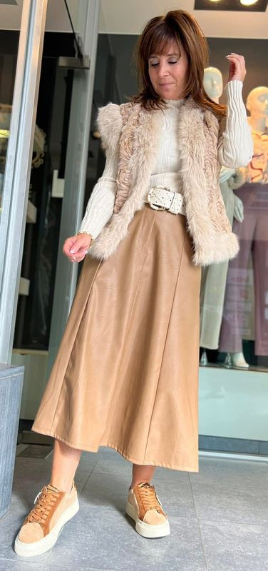 Camelkleurige rok in lederlook