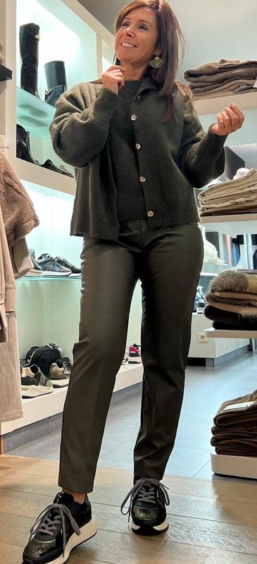 Lederlook broek verkrijgbaar in vijf verschillende kleuren