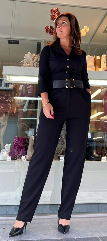 Jumpsuit met gouden knopen verkrijgbaar in twee verschillende kleuren