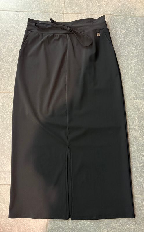 Lange rok in het zwart met split in travelstof