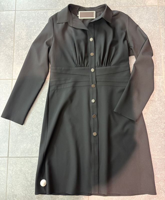 Lang zwart kleedje met goudkleurige knopen