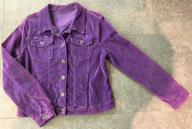 Jasje in ribfluweel verkrijgbaar in twee kleuren