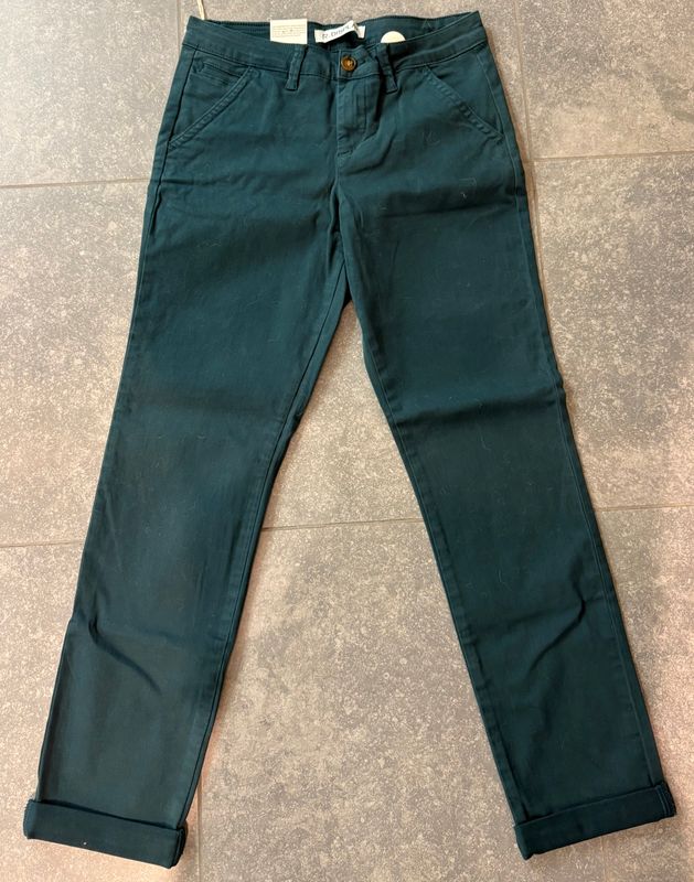 Chino in het donkergroen