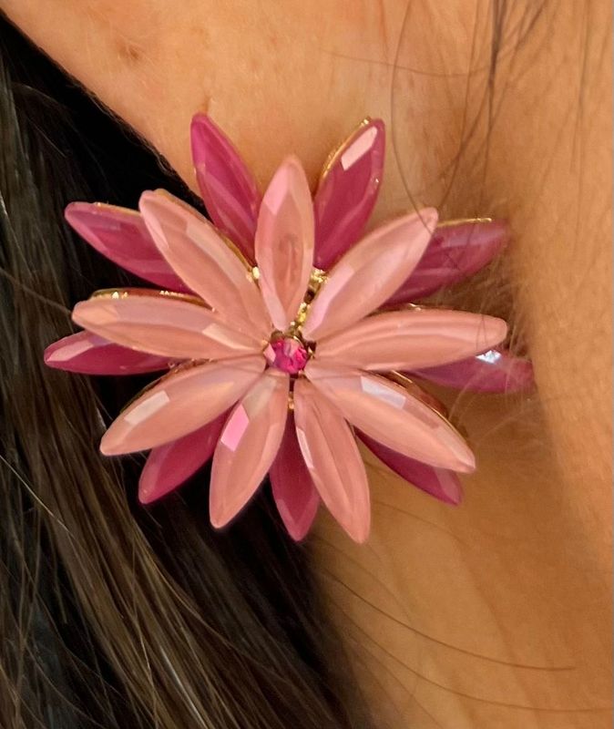 Oorbellen in een roze bloem