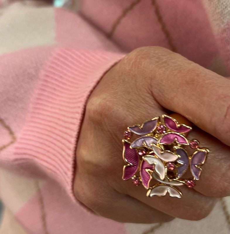 Ring met roze vlinders op een rekker
