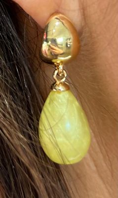 Oorbellen in het lichtgeel afgewerkt met goud