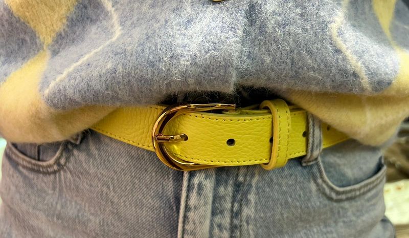 Lederen riem in het mooie geel