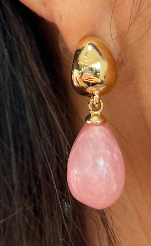 Oorbellen in het lichtroze afgewerkt met goud