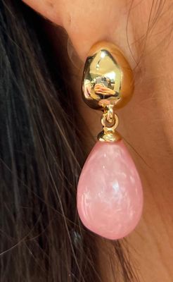 Oorbellen in het lichtroze afgewerkt met goud