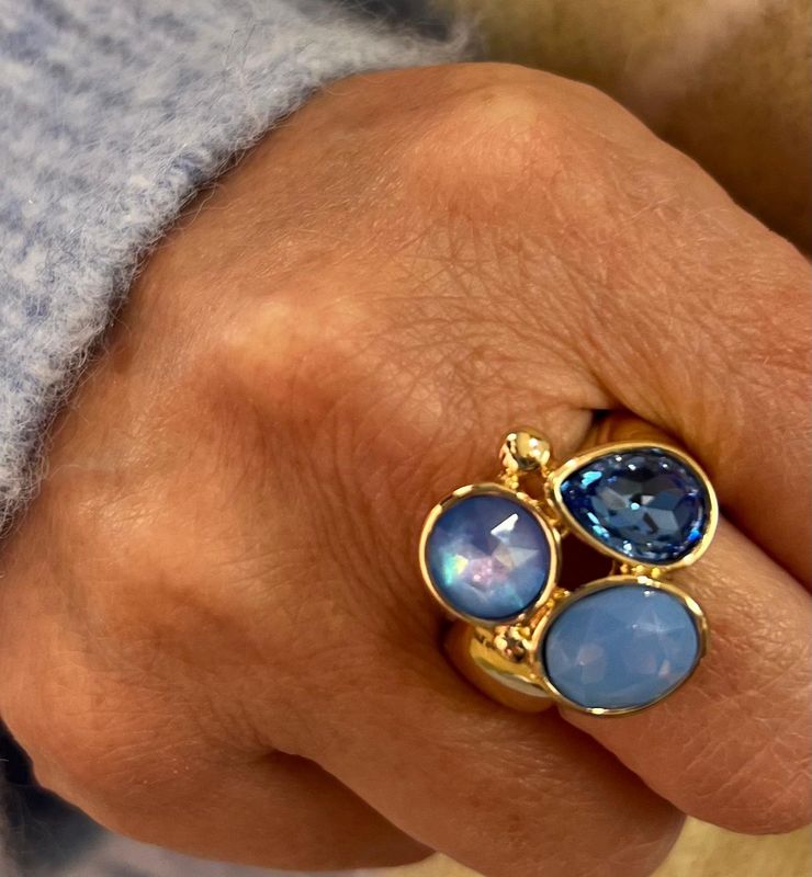 Ring met blauwe stenen op een rekker