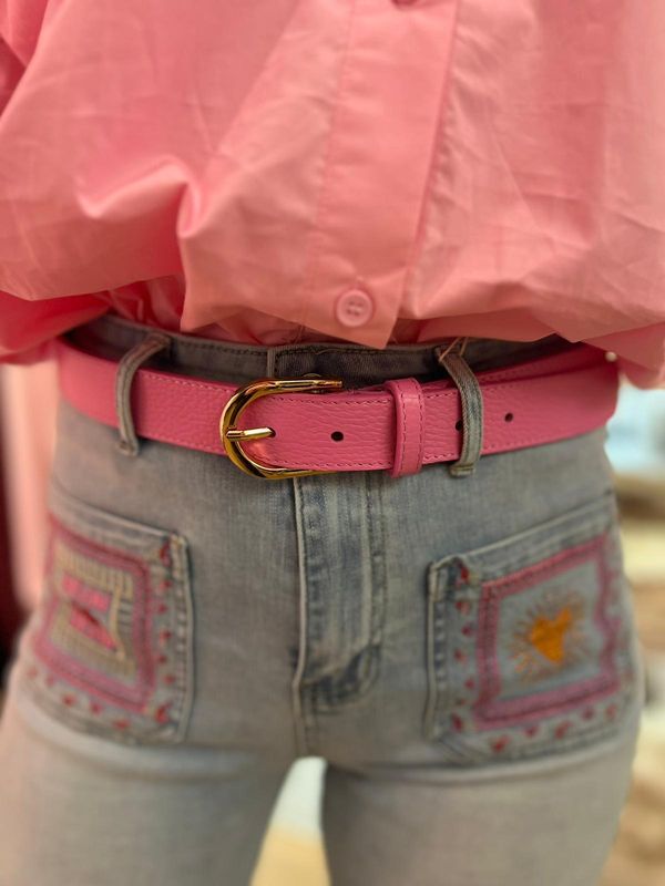 Lederen riem in het roze