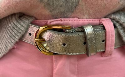 Lederen riem in het zilver