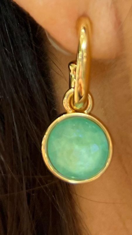 Oorbellen met een muntgroene steen