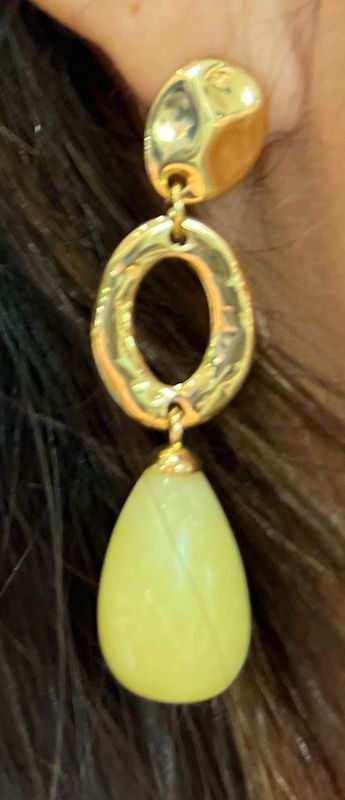 Oorbellen met geel afgewerkt met goud