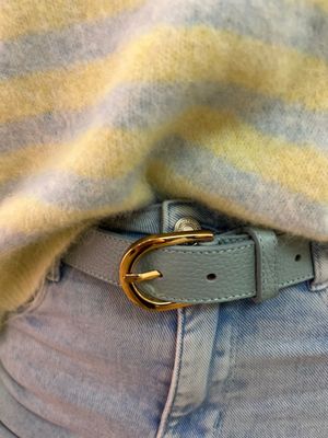 Lederen riem in het jeansblauw