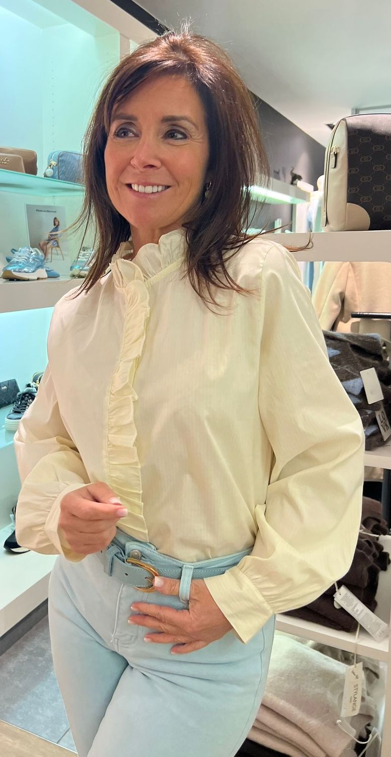 Blouse met lichtgeel streepje Blouse met lichtgeel streepje