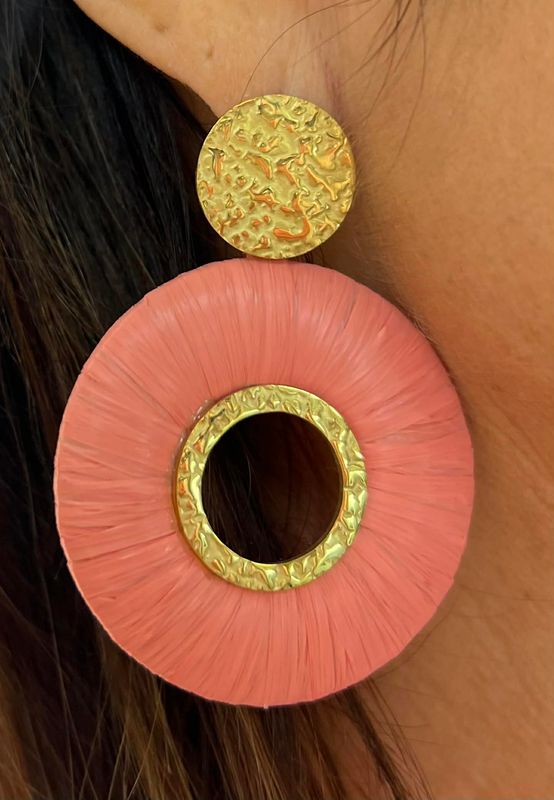 Oorbellen in het koraal/roze