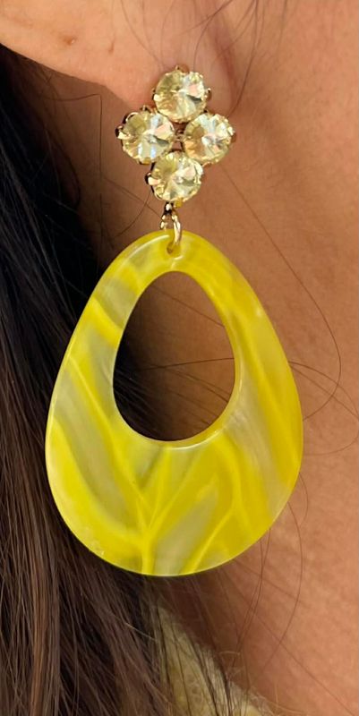 Oorbellen in het geel met steentjes