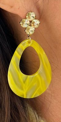 Oorbellen in het geel met steentjes