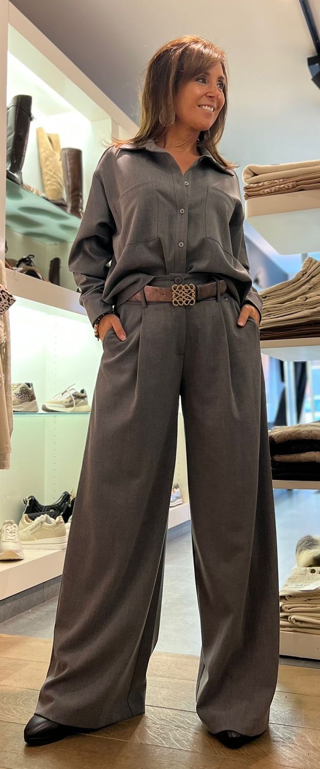Geklede broek in het grijs met wijde pijpen Geklede broek in het grijs met wijde pijpen