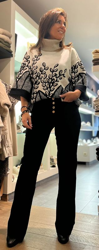Zwarte broek met wijde pijpen en knopen