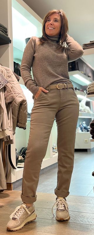 Chino in het taupe