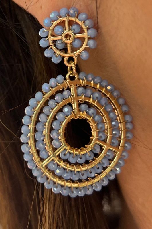 Prachtige oorbellen met lichtblauw en goud