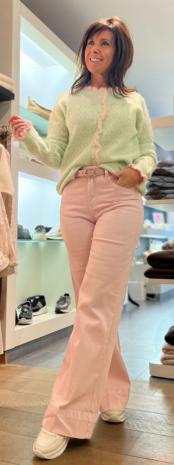 Lichtroze jeansbroek met wijde pijpen Lichtroze jeansbroek met wijde pijpen