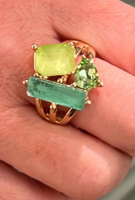 Ring op een rekker met stenen en groene tinten