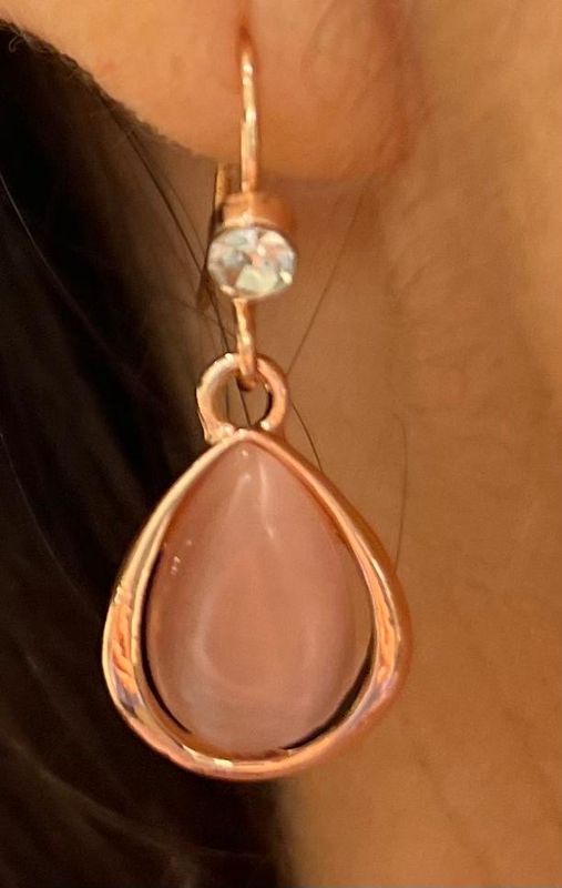 Oorbellen met roze steen