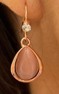 Oorbellen met roze steen