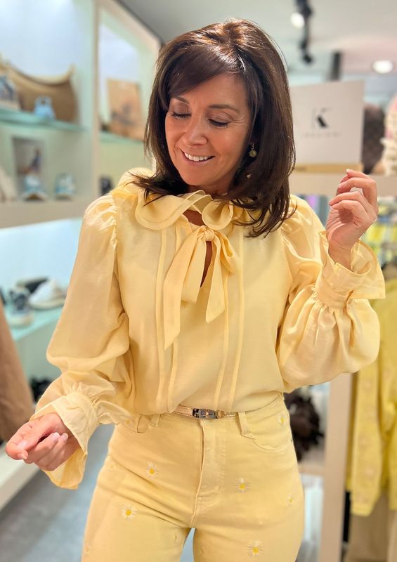 Blouse in het lichtgeel met frulletjes