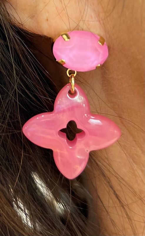 Oorbellen in het snoepjesroze