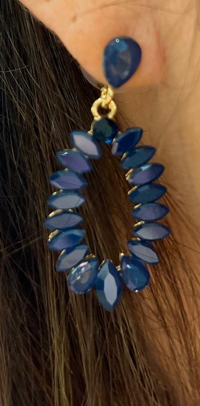 Oorbellen met steentjes in het donkerblauw