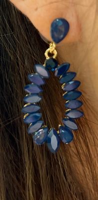 Oorbellen met steentjes in het donkerblauw