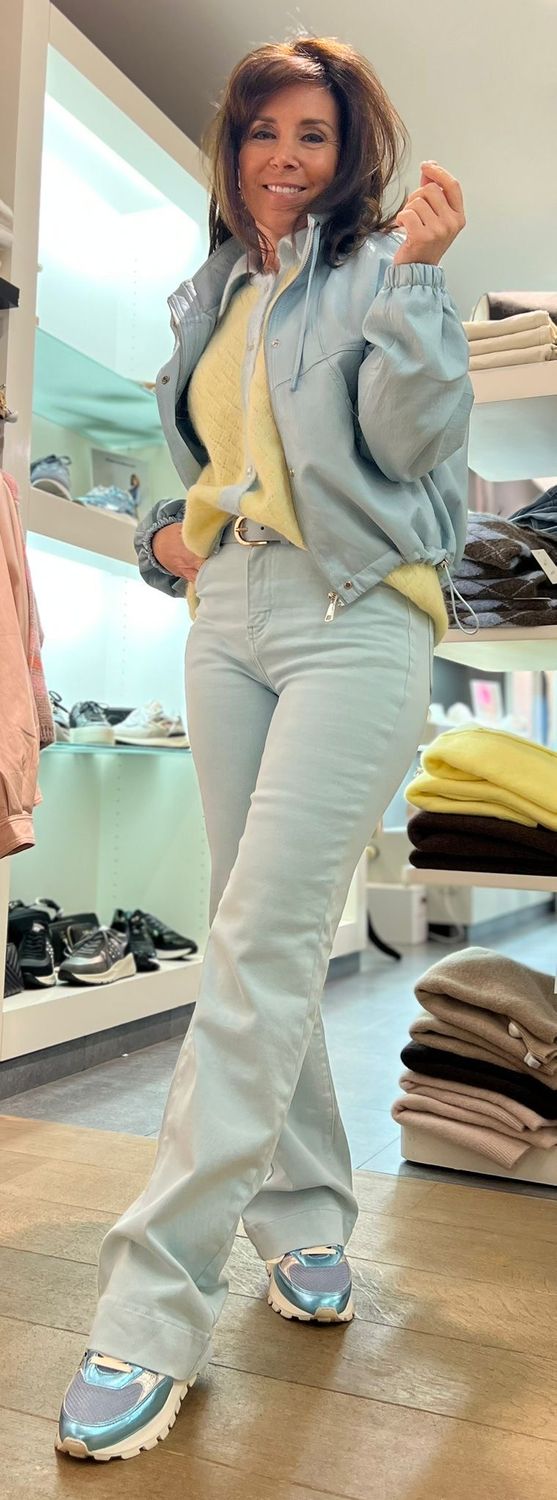 Jeansbroek in het aquablauw met wijde pijpen