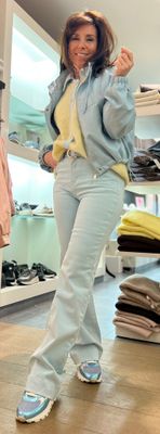 Jeansbroek in het aquablauw met wijde pijpen