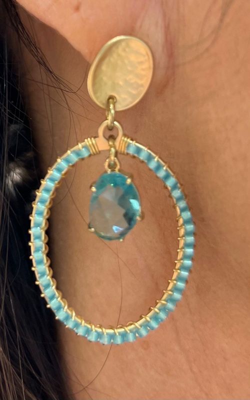 Oorbellen in het aquablauw met steentje