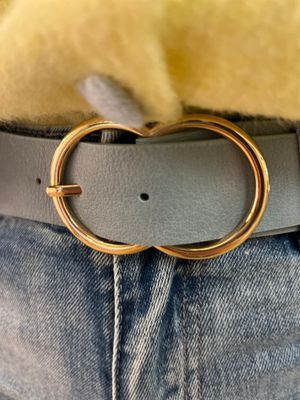 Jeansblauwe riem op een rekker