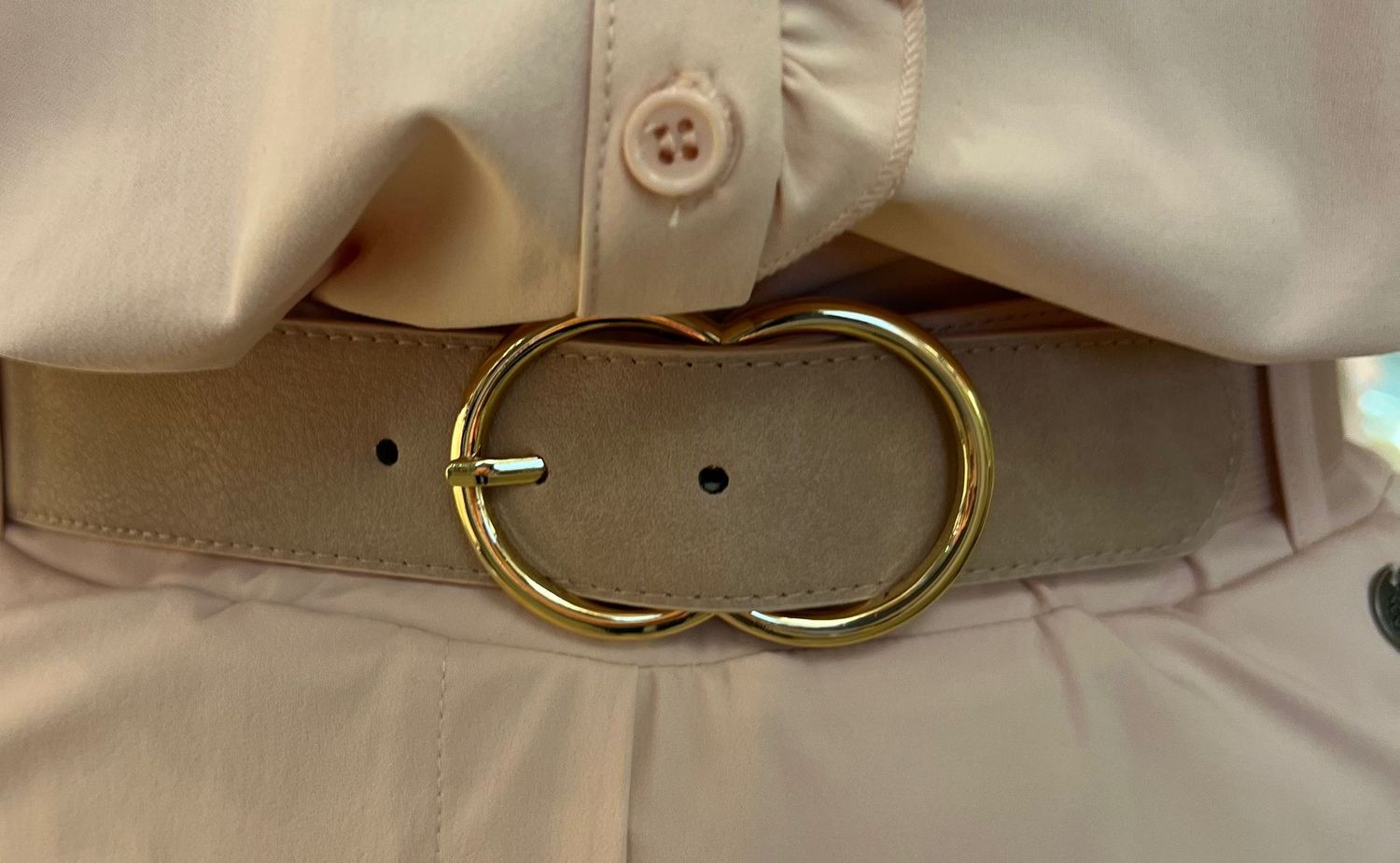 Riem in het oud-roze afgewerkt met goud op een rekker