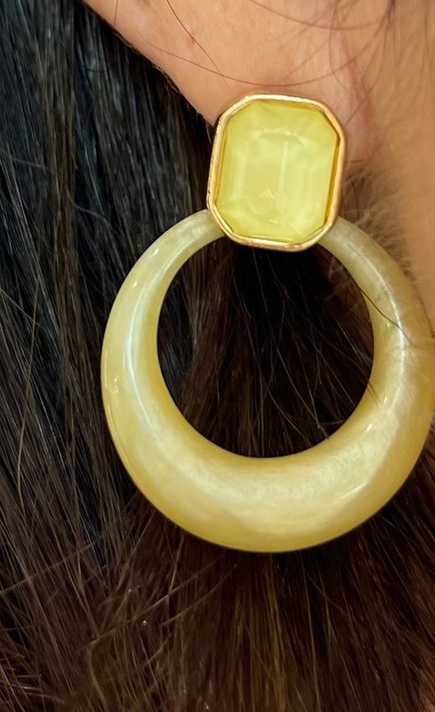 Prachtige oorbellen in het geel