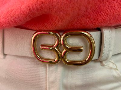 Riem op een rekker in het wit