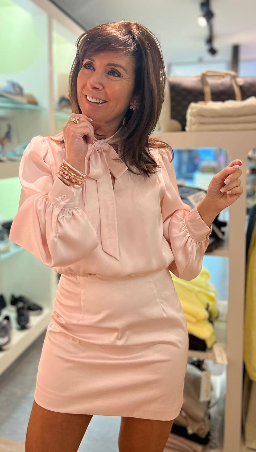 Kleedje met kant op de rug verkrijgbaar in twee verschillende kleuren Kleedje met kant op de rug verkrijgbaar in twee verschillende kleuren