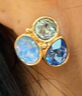 Oorbellen in het blauw met steentjes