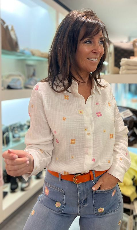 Blouse in het gebroken wit met bloemetjes