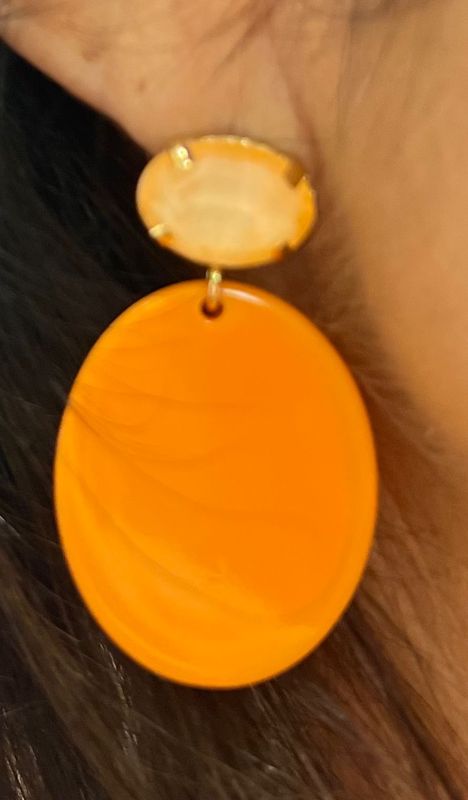 Oorbellen in het oranje